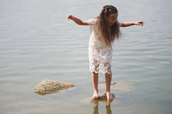 シュメール湖でかわいい幸せな小さな女の子 — ストック写真