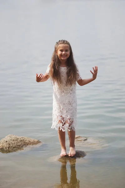 Linda niña feliz en el lago de verano —  Fotos de Stock