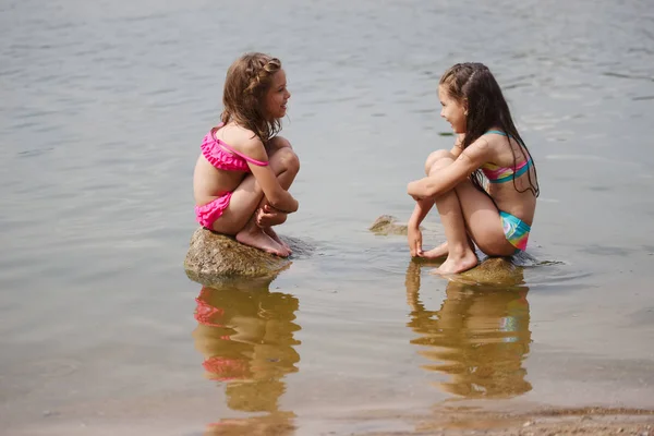 Bonito feliz meninas no sumer lago — Fotografia de Stock