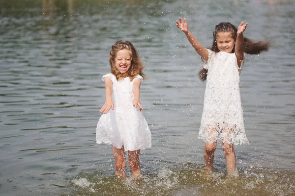 Schattige gelukkige kleine meisjes in Sumer Lake — Stockfoto