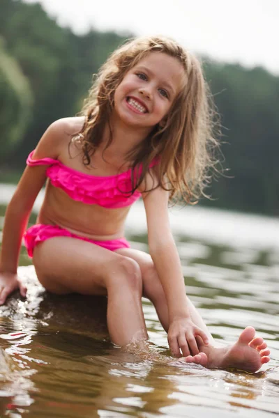 Cute happy little girls in sumer lake — Stock Photo, Image