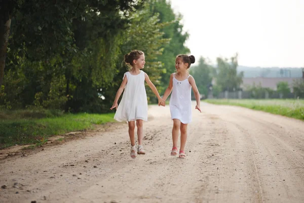 Beste gelukkige vrienden spelen in Summer Park — Stockfoto