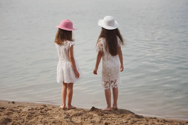 Carino felice bambine nel lago estivo — Foto Stock