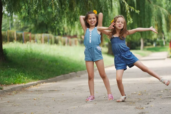 Zdjęcie dwóch małych dziewczynek w parku letnim — Zdjęcie stockowe