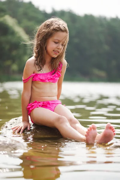 Söta lyckliga små flickor i Sumer sjön — Stockfoto
