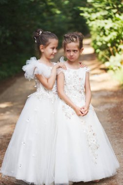 Beyaz Gelinlikler ile mutlu güzel kızlar