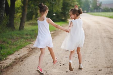 Yaz parkında oynayan en iyi mutlu arkadaşlar