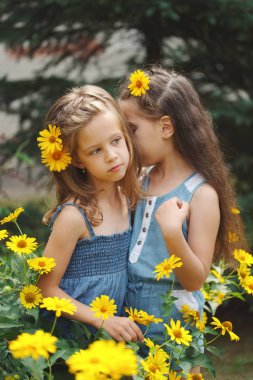 flowerbed mutlu güzel kızlar portre