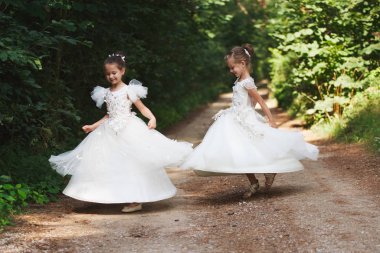 Beyaz Gelinlikler ile mutlu güzel kızlar