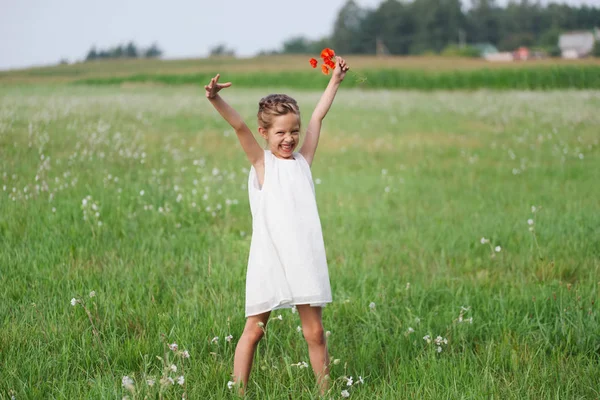 Bambina con papavero nel campo estivo — Foto Stock