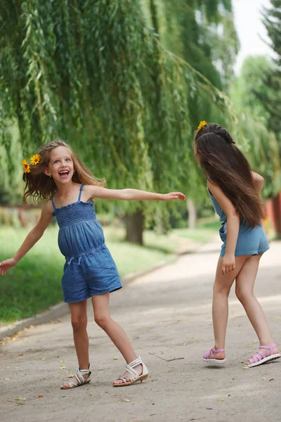 Φωτογραφία δύο μικρά κορίτσια στο καλοκαιρινό πάρκο — Φωτογραφία Αρχείου