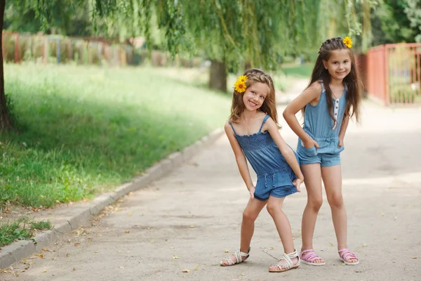 Foto de dos niñas en el parque de verano — Foto de Stock