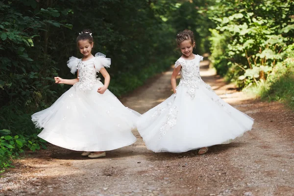सफेद शादी पोशाक के साथ खुश सुंदर लड़कियों — स्टॉक फ़ोटो, इमेज