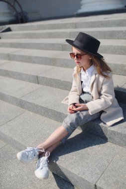 sokakta küçük kız portre