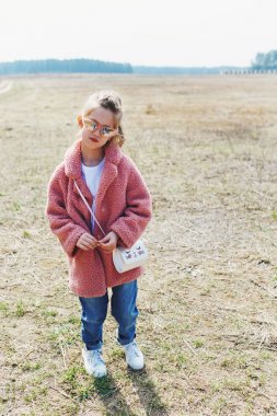 kırmızı ceketile sevimli mutlu kız portresi