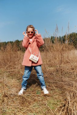 kırmızı ceketli sevimli küçük kız