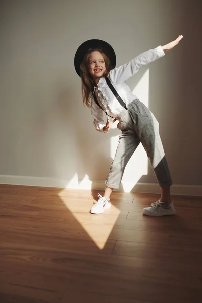 Portret van schattig gelukkig meisje met zwarte hoed — Stockfoto