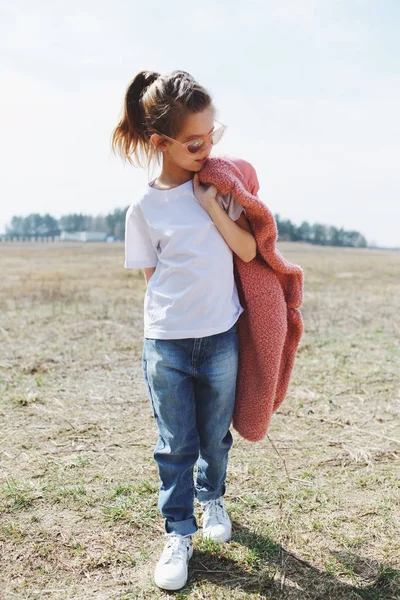 Retrato de menina feliz bonito com casaco vermelho — Fotografia de Stock