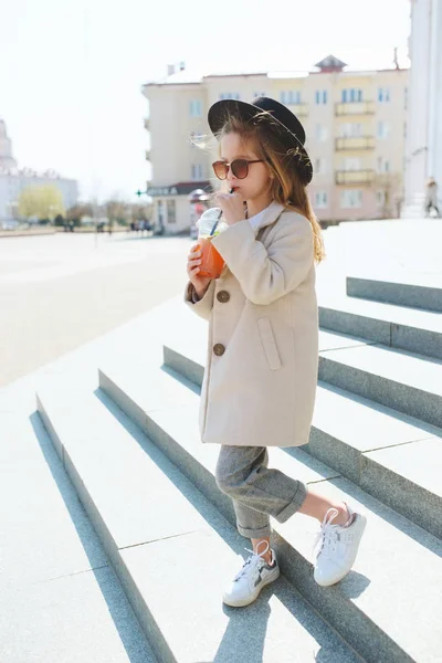 Retrato de niña en la calle —  Fotos de Stock