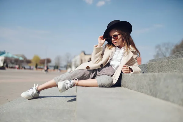 Portrait de petite fille dans la rue — Photo