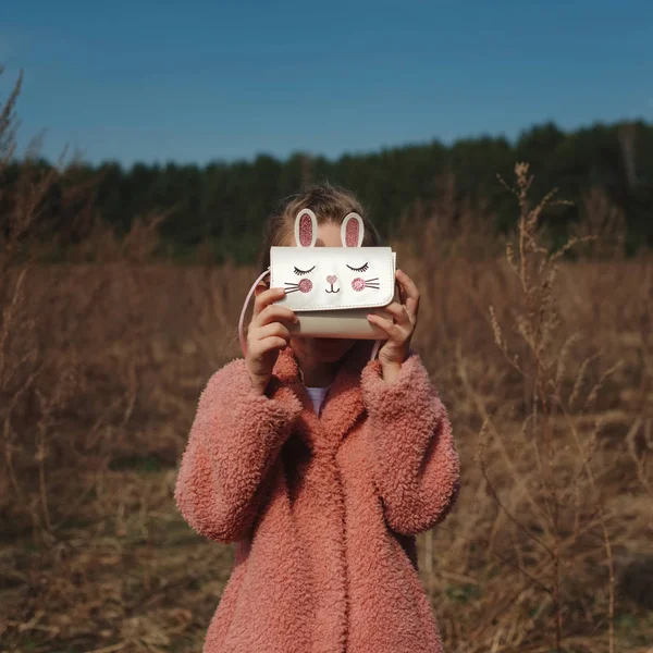 Menina bonito com casaco vermelho — Fotografia de Stock