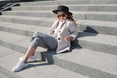 sokakta küçük kız portre