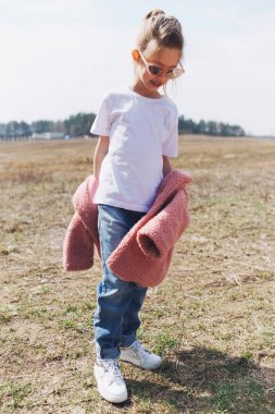 kırmızı ceketli sevimli küçük kız