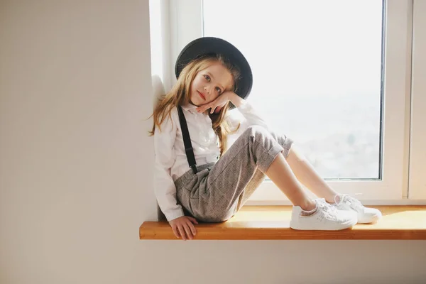 Retrato de menina feliz bonito com chapéu preto — Fotografia de Stock