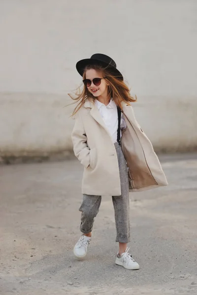Kleine moderne meisje portret op straat — Stockfoto