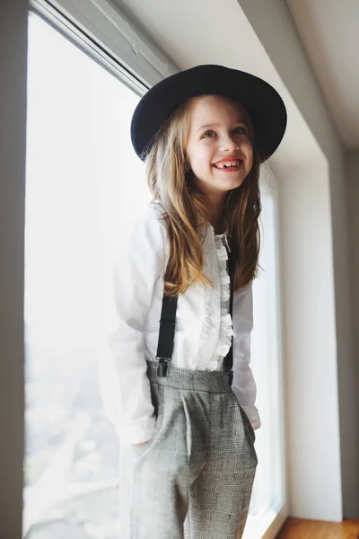 Retrato de menina feliz bonito com chapéu preto — Fotografia de Stock