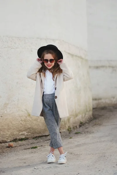 Kleine moderne meisje portret op straat — Stockfoto