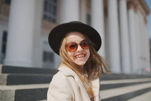 Portrait de petite fille dans la rue — Photo