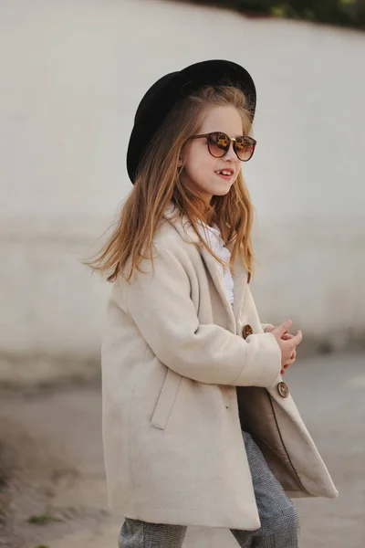 Pequeno moderno menina retrato na rua — Fotografia de Stock