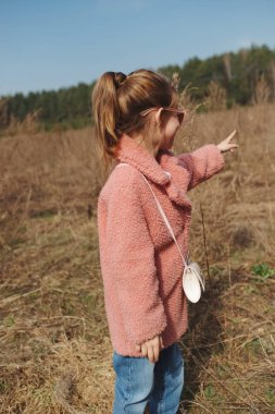 kırmızı ceketli sevimli küçük kız