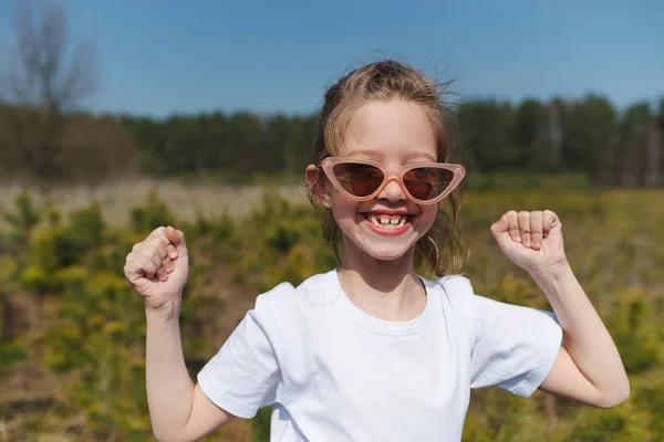 Güneş gözlüğü ile sevimli mutlu kız portresi — Stok fotoğraf