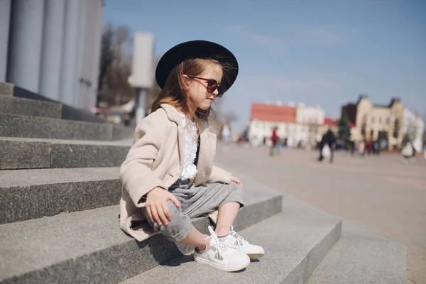 路上で小さな少女の肖像画 — ストック写真