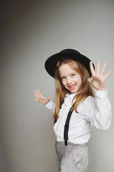 Menina bonito com chapéu preto em casa — Fotografia de Stock