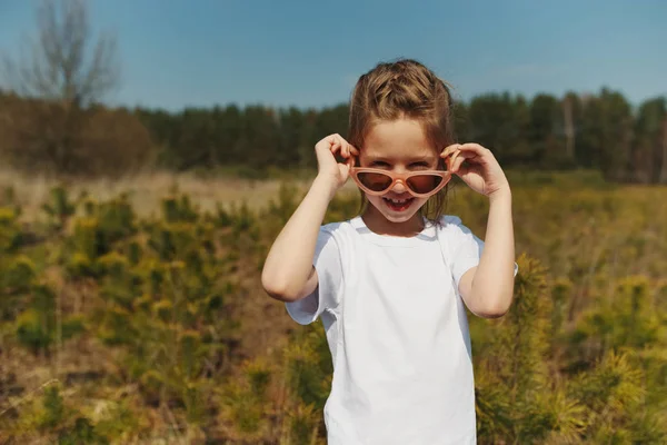 Portrait de mignonne fille heureuse avec des lunettes de soleil — Photo