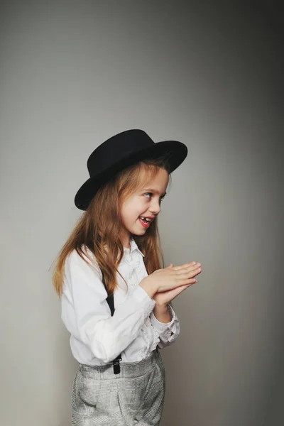 Evde siyah şapkalı sevimli küçük kız — Stok fotoğraf