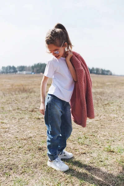 Cute Little Girl z czerwonym płaszczu — Zdjęcie stockowe