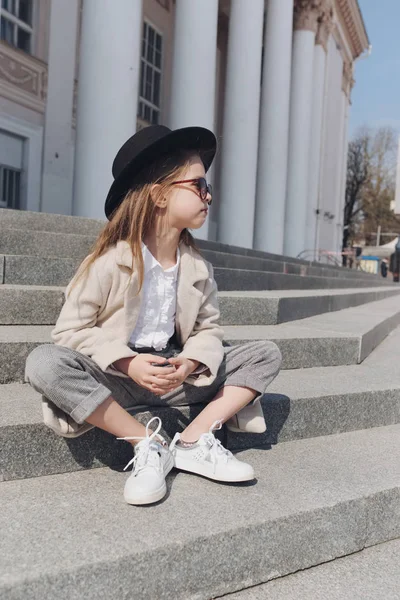 Kleine meisje portret op de straat — Stockfoto