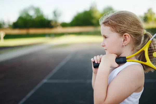 Glücklich Mädchen spielt Tennis auf dem Platz im Freien — Stockfoto