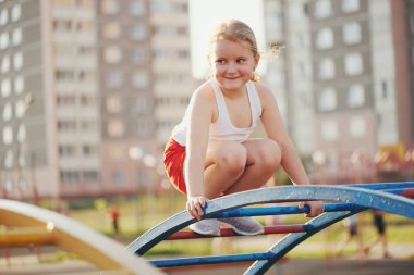 küçük kız maymun barda eğlenceli