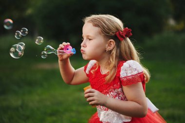 Yaz parkında kabarcıklar ile küçük kız