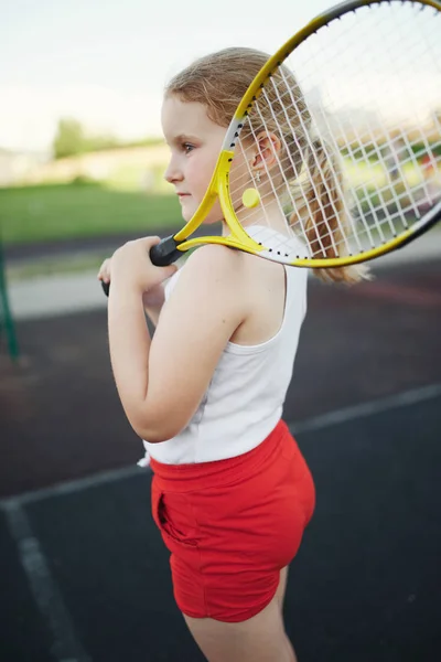 Happy girl plays tennis on court outdoors — Stock Photo, Image
