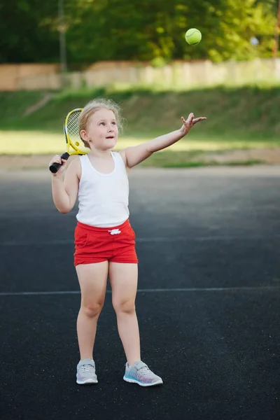 Glücklich Mädchen spielt Tennis auf dem Platz im Freien — Stockfoto