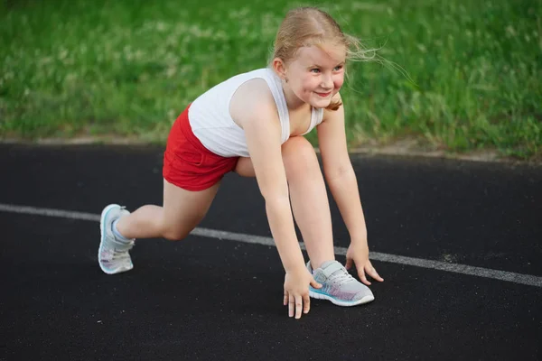 Niña feliz corriendo en el estadio — Foto de Stock