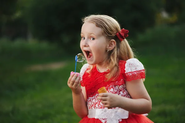 夏の公園で気泡を持つ小さな女の子 — ストック写真