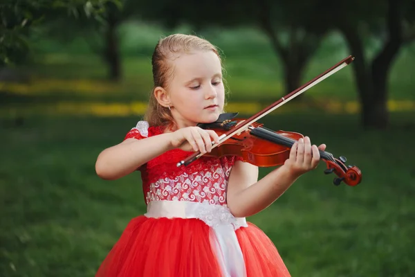Szczęśliwy dziewczyna gra skrzypce w Summer Park — Zdjęcie stockowe