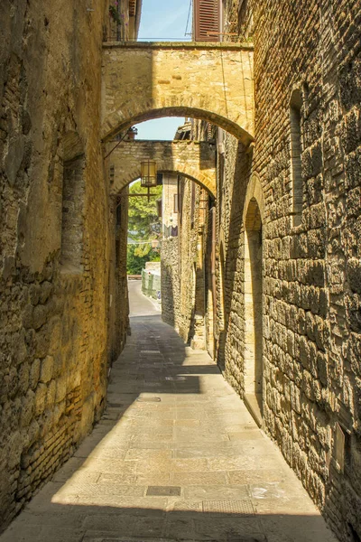 ジミニャーノ トスカーナ イタリアの古代都市の狭い通り — ストック写真